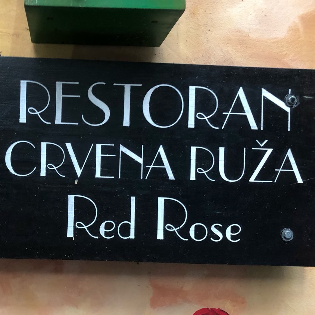 Crvena Ruža logo